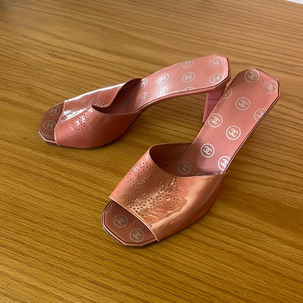 Chanel sandals Mint condition. Pink patent leather. Rate find size 39.5